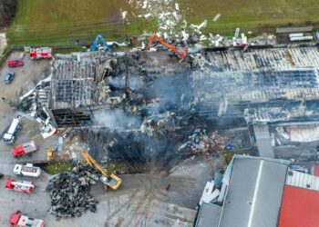 Βιολάντα: Διακόπηκαν προσωρινά οι έρευνες στο εργοστάσιο, φόβοι για νέα έκρηξη λόγω της μεγάλης διαρροής προπανίου