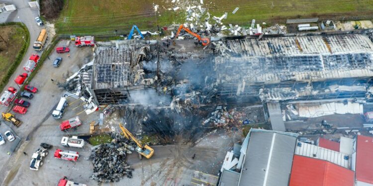 Βιολάντα: Διακόπηκαν προσωρινά οι έρευνες στο εργοστάσιο, φόβοι για νέα έκρηξη λόγω της μεγάλης διαρροής προπανίου