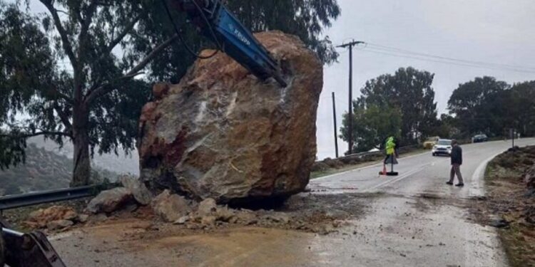 Χίος: Μάχη για να απομακρυνθεί ο τεράστιος βράχος που έπεσε – Προσπαθούν να τον σπάσουν για να τον μεταφέρουν