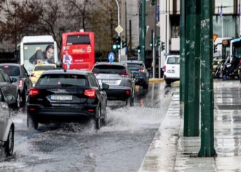 Κακοκαιρία: Ισχυρές βροχές, καταιγίδες και χιόνια μέχρι το μεσημέρι της Δευτέρας – Νέο έκτακτο δελτίο της ΕΜΥ