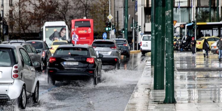 Κακοκαιρία: Ισχυρές βροχές, καταιγίδες και χιόνια μέχρι το μεσημέρι της Δευτέρας – Νέο έκτακτο δελτίο της ΕΜΥ