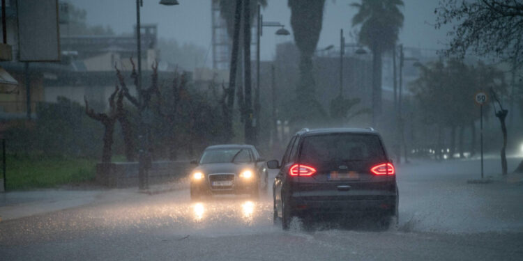 Καιρός: Βροχερό διήμερο με έντονα κατά τόπους φαινόμενα – Με ήλιο το πέταγμα του χαρταετού