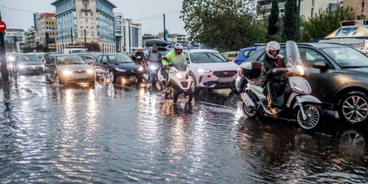 Καιρός: Καταιγίδες χτυπούν Δωδεκάνησα και βόρειο Αιγαίο – Νεκρός από την κακοκαιρία στην Κομοτηνή, πλημμύρες στην Πελοπόννησο