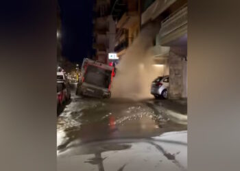 Ξάνθη: Απορριμματοφόρο έπεσε σε λακκούβα, έσπασε αγωγό νερού και πλημμύρισε διπλανή πολυκατοικία