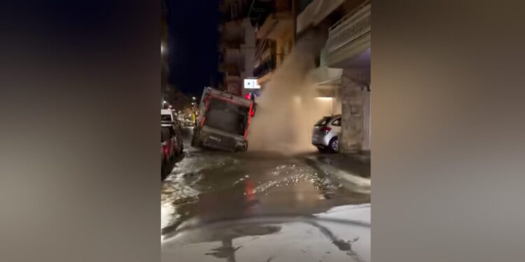 Ξάνθη: Απορριμματοφόρο έπεσε σε λακκούβα, έσπασε αγωγό νερού και πλημμύρισε διπλανή πολυκατοικία