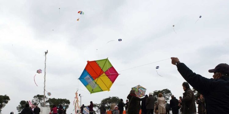 Καθαρά Δευτέρα 2026: Πότε πέφτει η αργία και τι ισχύει για εργαζόμενους και σχολεία – Τα έθιμα και οι παραδοσιακοί μεζέδες