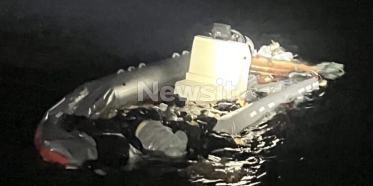 Χίος: Το φουσκωτό που μετέφερε τους 39 μετανάστες και συγκρούστηκε με το σκάφος του λιμενικού