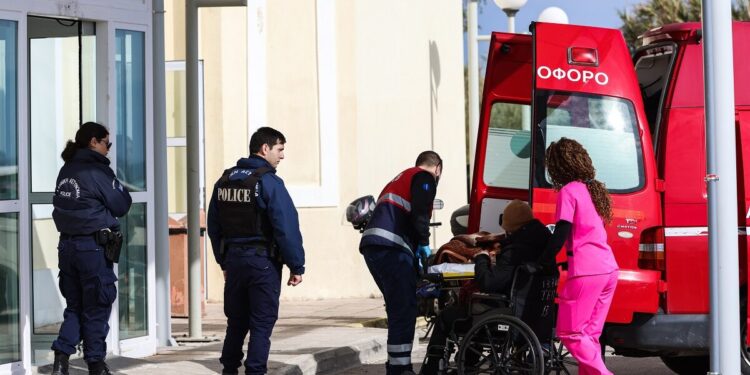 Χίος: 23 άνθρωποι παραμένουν για νοσηλεία μετά το πολύνεκρο επεισόδιο με μετανάστες – Ανάμεσά τους 11 παιδιά και οι έγκυες που απέβαλαν