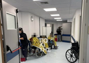 Χίος: Τεράστια κινητοποίηση στο νοσοκομείο μετά την αιματηρή συμπλοκή – «Ετοιμάζονται για χειρουργείο οι τραυματίες» λέει ο δήμαρχος