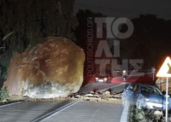 Χίος: Τεράστιος βράχος έπεσε στον δρόμο την ώρα που περνούσε αυτοκίνητο – «Άγιο» είχαν οι επιβάτες