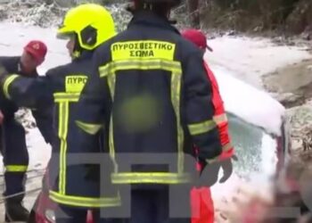 Αγωνιώδης επιχείρηση διάσωσης στον Χορτιάτη: Το αυτοκίνητο που οδηγούσε ηλικιωμένος κρεμόταν από γκρεμό δίπλα σε ρέμα