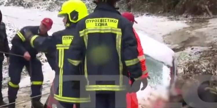 Αγωνιώδης επιχείρηση διάσωσης στον Χορτιάτη: Το αυτοκίνητο που οδηγούσε ηλικιωμένος κρεμόταν από γκρεμό δίπλα σε ρέμα