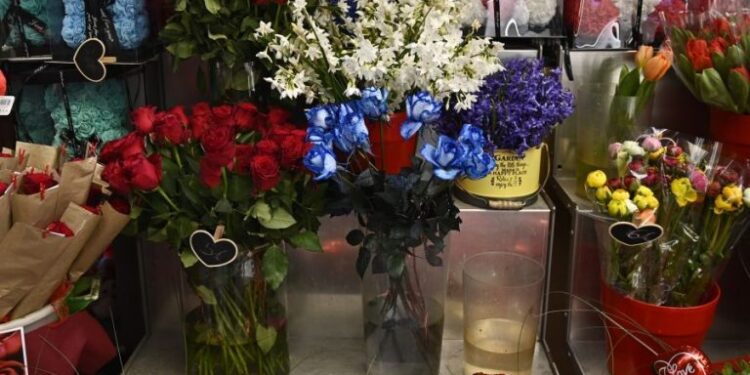 Εορτολόγιο: Ποιοι γιορτάζουν σήμερα, 15 Mαρτίου (Κυριακή της Σταυροπροσκυνήσεως) 