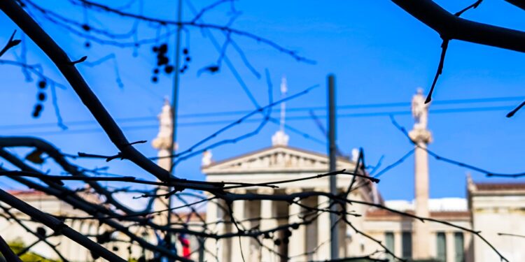 Καιρός: Ανοιξιάτικο το Σαββατοκύριακο – Βροχές και θυελλώδεις άνεμοι από τα μέσα της εβδομάδας