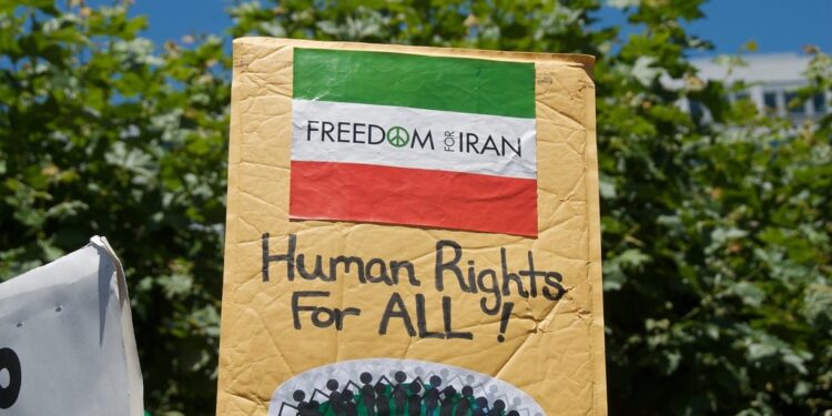 Η Ιρανή Ρέα Πεϊμάνι, κάτοικος Ελλάδας στο ΕΡΤnews Radio 105,8: Είδος πολυτελείας το κρέας στο Ιράν και όσπρια με δόσεις – Γι΄ αυτό σκοτώθηκαν 50.000 διαδηλωτές