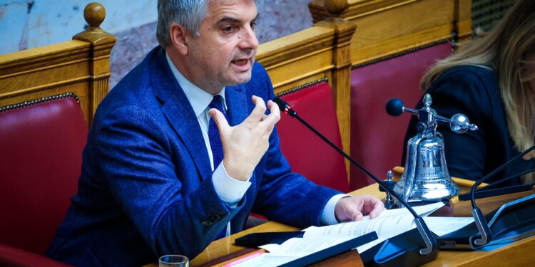 Ο Οδυσσέας Κωνσταντινόπουλος παραιτείται από βουλευτής μετά τη διαγραφή του και παραδίδει την έδρα του στο ΠΑΣΟΚ