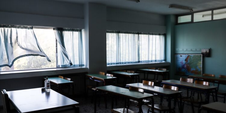 Ο θάνατος της 57χρονης εκπαιδευτικού συνδέεται απόλυτα με αυτό που συνέβαινε στο σχολείο, υποστηρίζει ο θείος της στο ΕΡΤnews