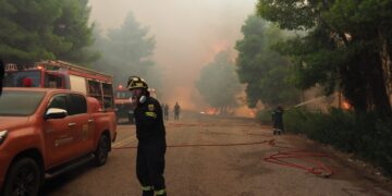 Βελτιωμένη η εικόνα της πυρκαγιάς στη Μακρυκάπα Εύβοιας