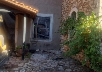 Πάτρα: Χωρίς ενεργές φλόγες η φωτιά που εκδηλώθηκε σε οινοποιείο