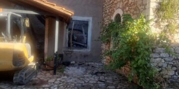 Πάτρα: Χωρίς ενεργές φλόγες η φωτιά που εκδηλώθηκε σε οινοποιείο