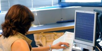 Δημόσιοι υπάλληλοι: Αυξήσεις και νέο επίδομα Χριστουγέννων – Τα ποσά για το 2027 και το 2028