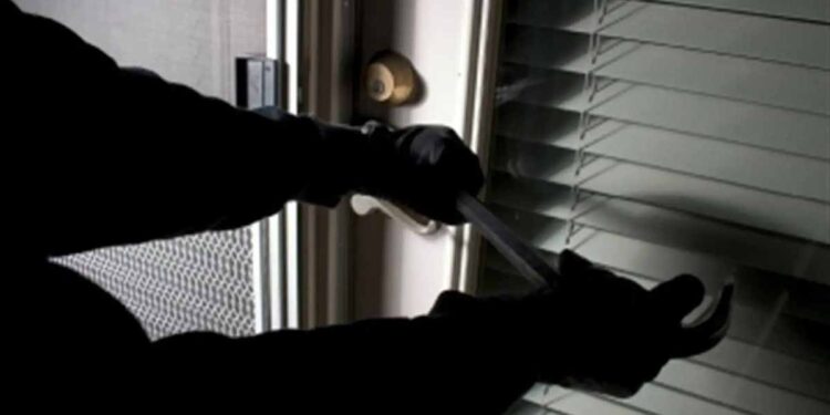 Αγρίνιο: Διέρρηξαν αποθήκη και έκλεψαν εργαλεία αξίας 2.000 ευρώ – Συνελήφθη ο ένας