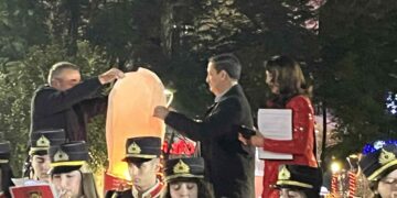 Σε ζεστή εορταστική ατμόσφαιρα η φωταγώγηση του χριστουγεννιάτικου δέντρου στο Αγρίνιο (φωτο)
