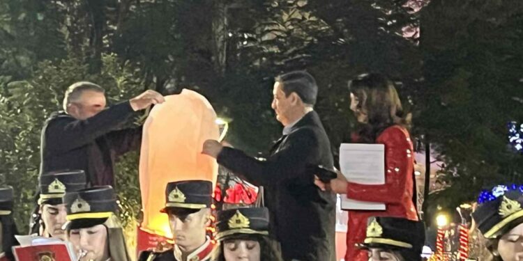 Σε ζεστή εορταστική ατμόσφαιρα η φωταγώγηση του χριστουγεννιάτικου δέντρου στο Αγρίνιο (φωτο)