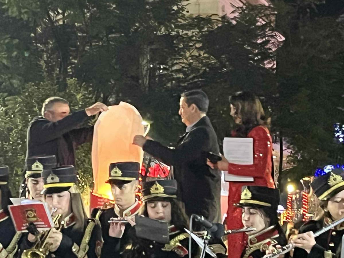 Σε ζεστή εορταστική ατμόσφαιρα η φωταγώγηση του χριστουγεννιάτικου δέντρου στο Αγρίνιο (φωτο)