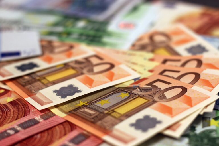 money-xrimata-eyro-euro-3-scaled-e1708939982824-768x512-1-1-1