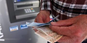 Συνταξιούχοι: Πόσα χρήματα θα πάρουν το 2026 και το 2027 – Η ενίσχυση των 400 ευρώ και οι αυξήσεις στις συντάξεις